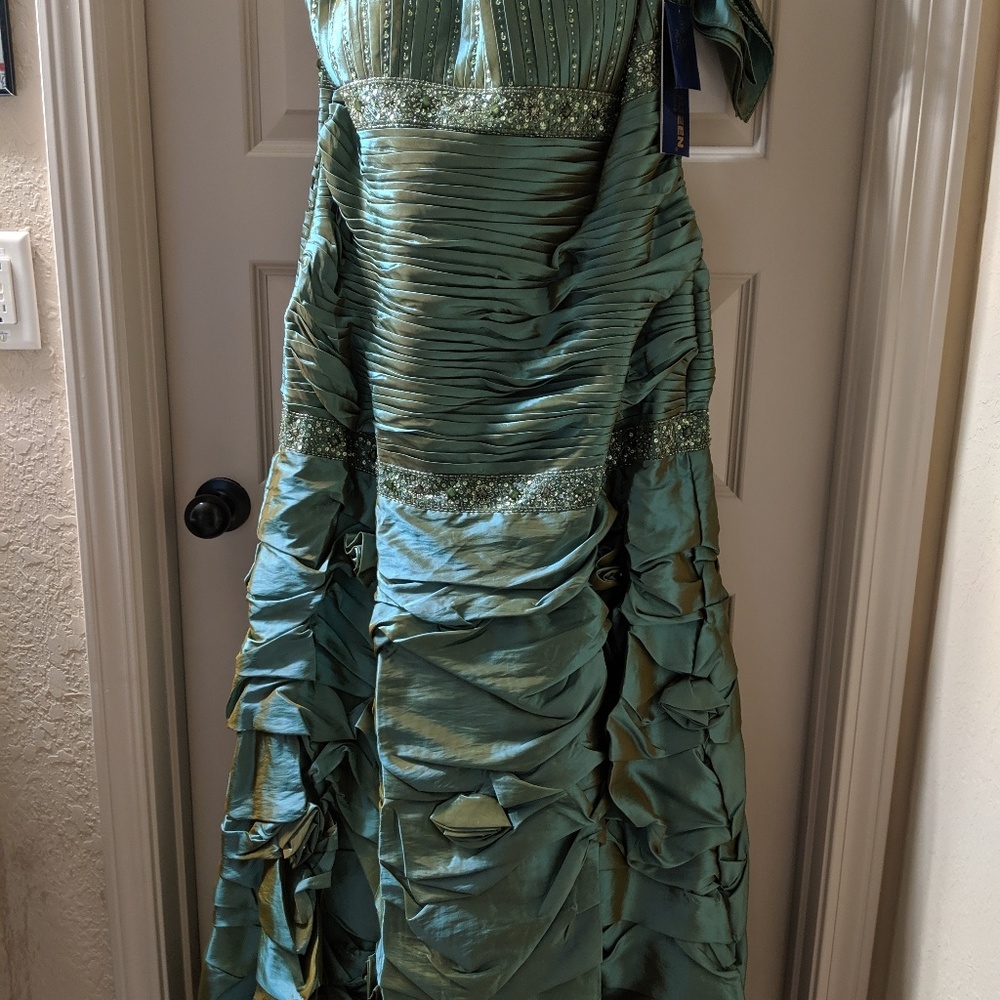 Royal Queen Collection Formal Gown W/ Shawl